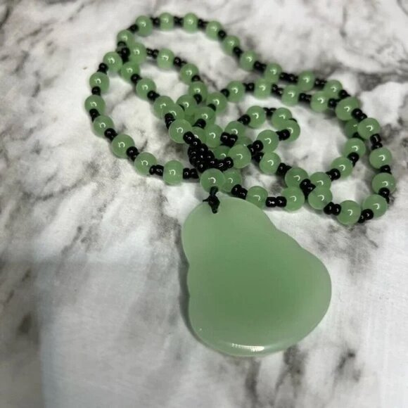 JADE light Green Hand Carved Maitreya Buddah Pendant Necklace - Picture 5 of 6
